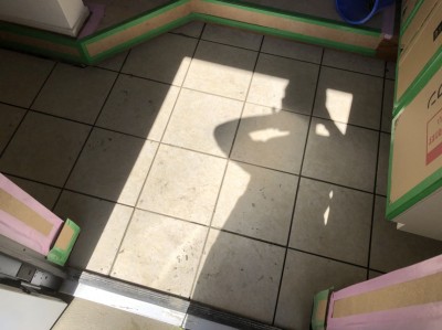 523